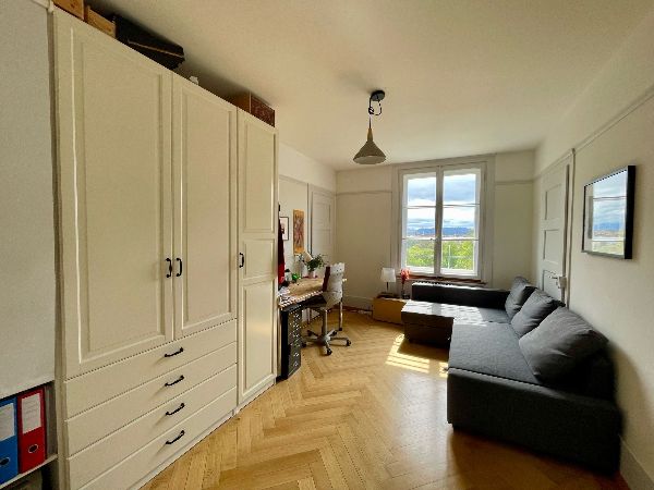 Zimmer mit Ausblick auf die Alpen und die Altstadt