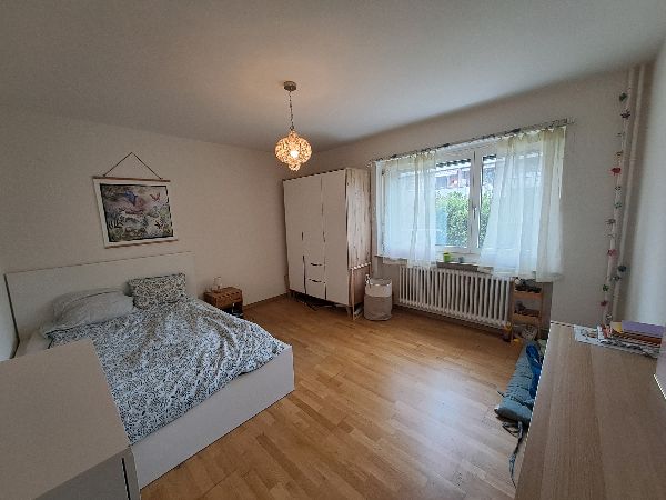 Zimmer möbliert