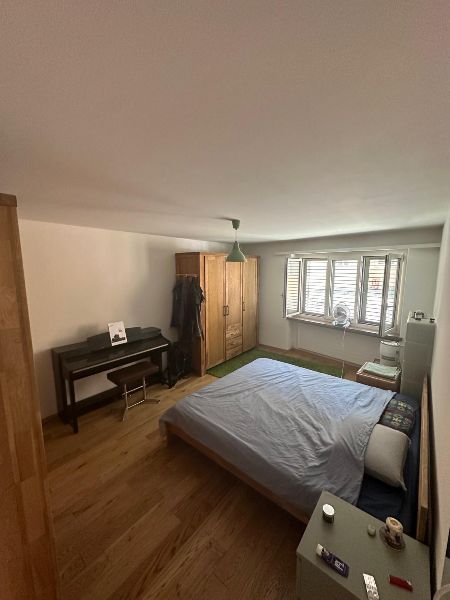 Zimmer 1: schön groß (ca. 20 qm) mit Holz