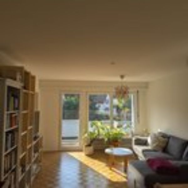 Wohnzimmer mit Zugang zum Balkon