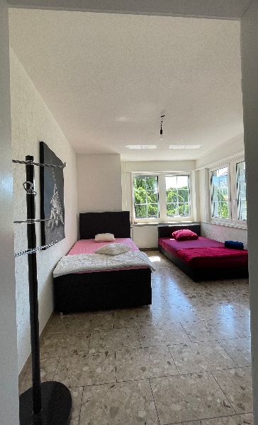 Durch Zimmertür fotografiert 
