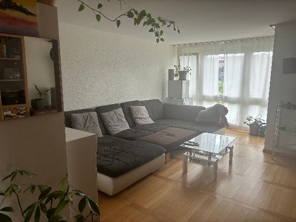 Wohnzimmer mit Balkonausgang