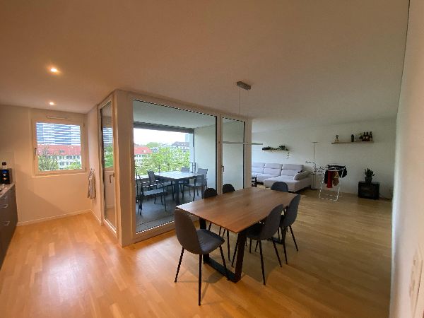 Wohnzimmer mit Küche (links) und Loggia (Balkon)