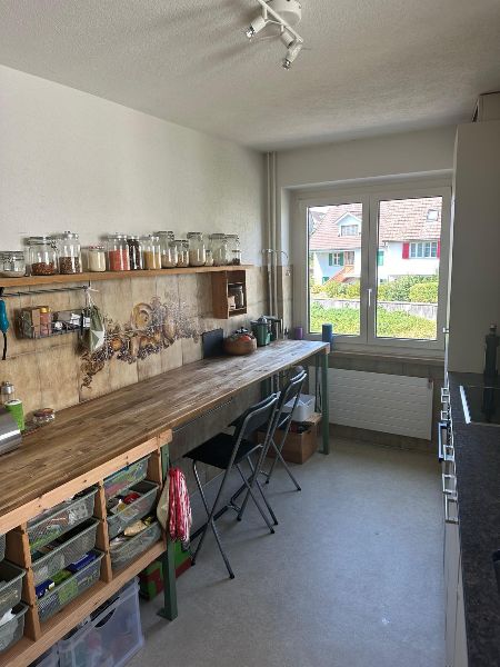 Küche (rechts ist etwas abgeschnitten der Herd usw