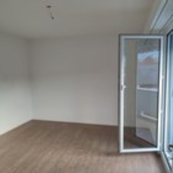 Zimmer (ca 15qm) mit Zugang zum Balkon 