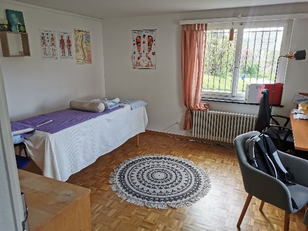 Zimmer mit zwei Fenster und Lavabo/Spiegelschrank