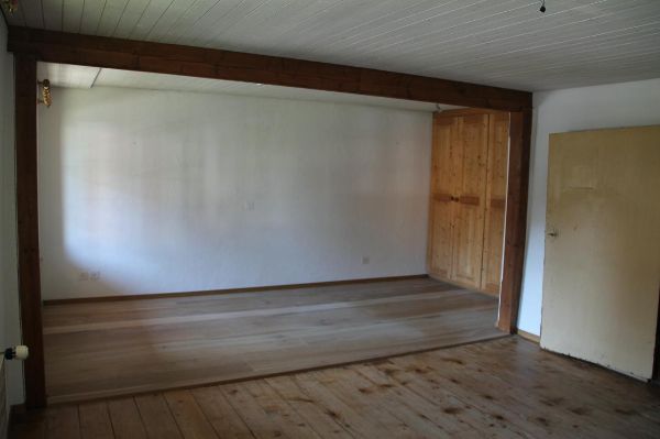 mit grossem Einbauschrank