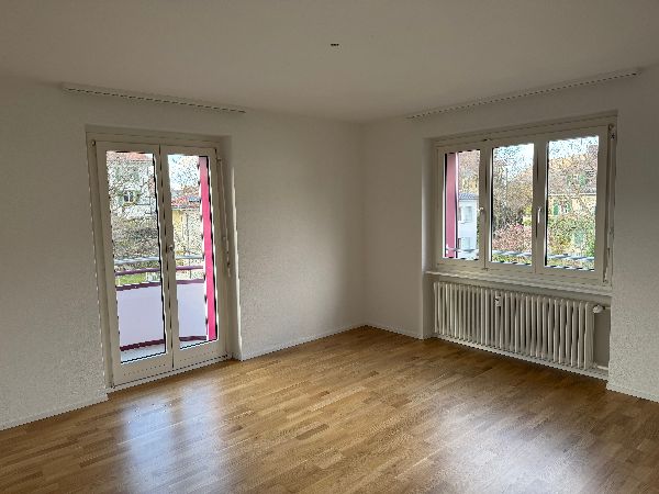 Dein Zimmer mit Privatbalkon und grossen Fenstern.