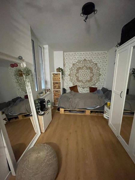 Das 12 m2 grosse Zimmer mit eigenem Lavabo