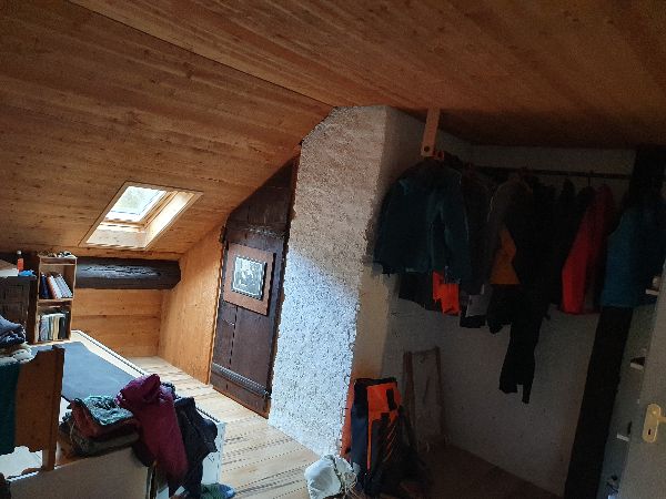 chambre avec armoire (à gauche) et penderie