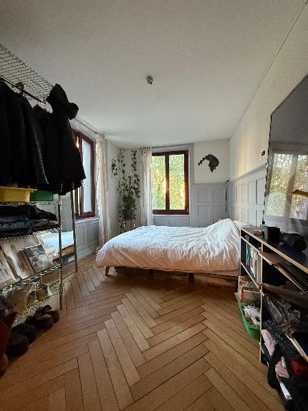 The room with the two great windows
